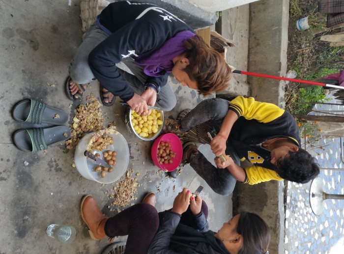 One of the good things about living here at Tings is the relaxed atsmosphere. We do not have the usual hierarchy - and we are NOT Sirs and Madams. And for a project like a Christmas Party everybody work hard and help where it's needed. Like when peeling the small potatoes for the 'Brune Kartoffler' - another Danish Christmas Classic.