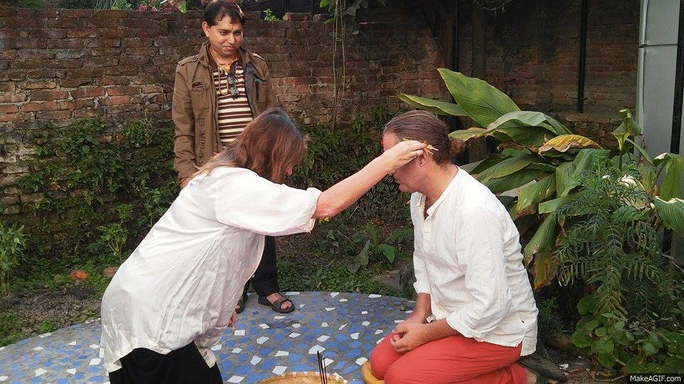 Annette_gives_Tika_to_Thomas_Dashain_2015