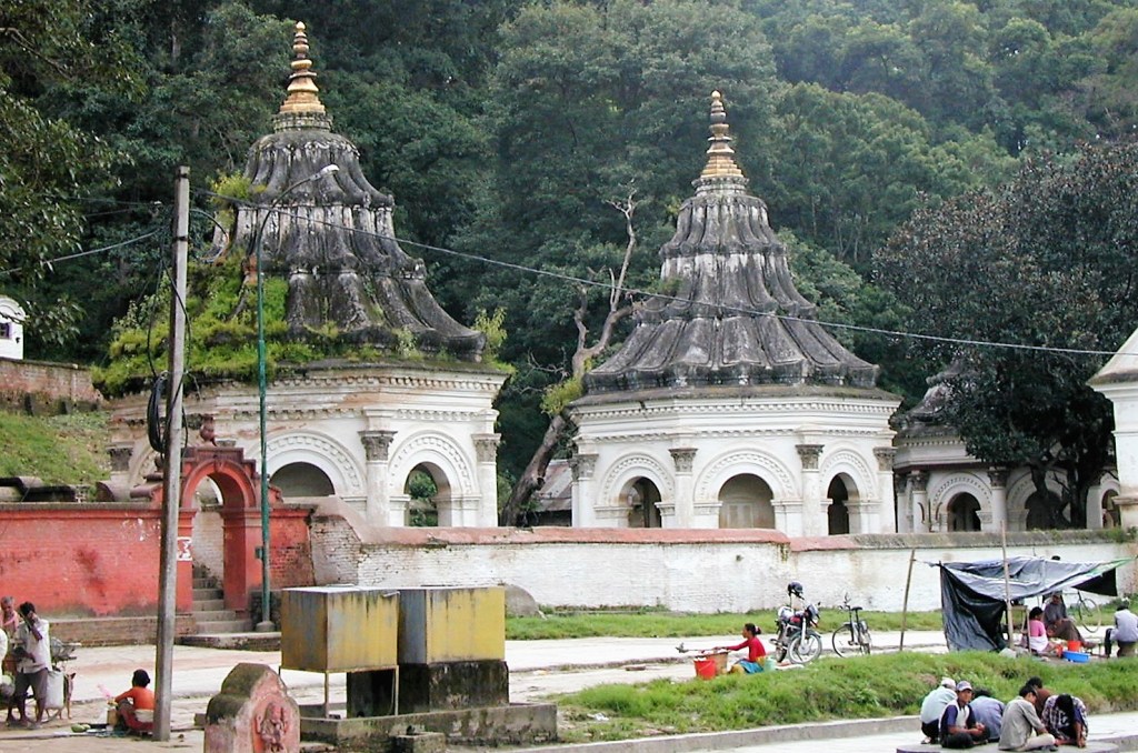 The perfect match! From Boudha it's only 20 min walk downhill to Pashupatinath. When you cross Bagmati River to enter the sacred place from the backside you find this small cluster of old Hindu Temples to your left. Don't miss them! 